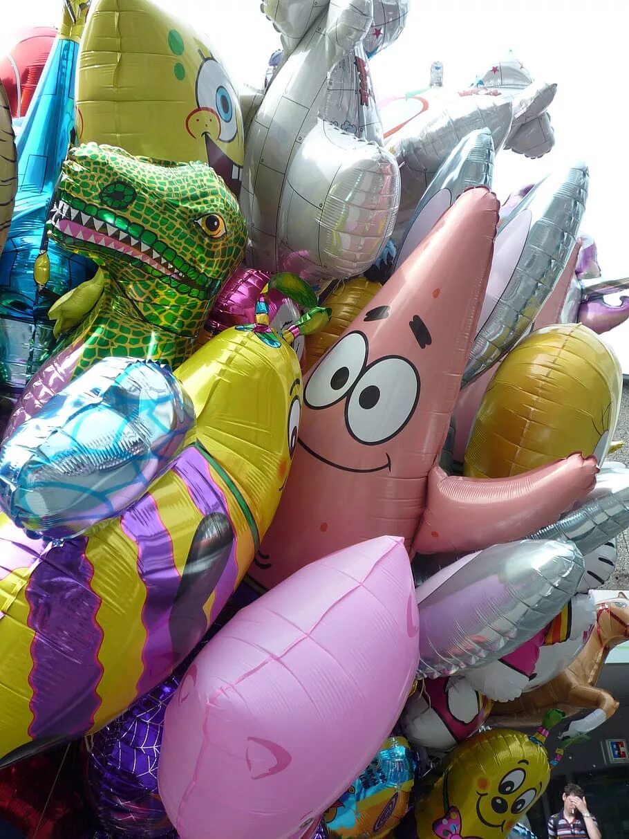 Продавец воздушные шары. Продавец воздушных шаров. Конкурсы для детей с надувными предметами игрушками. Шары надувные пивные.