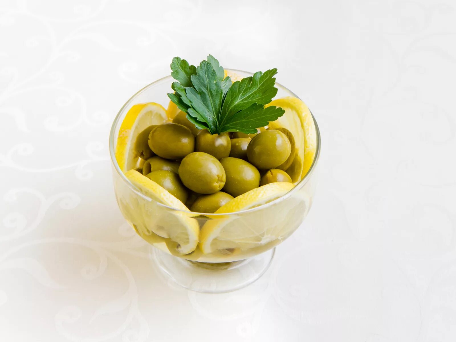 Оливки маслины лимон. Оливки и маслины гигант. Оливки зеленые. Оливки сервировка.