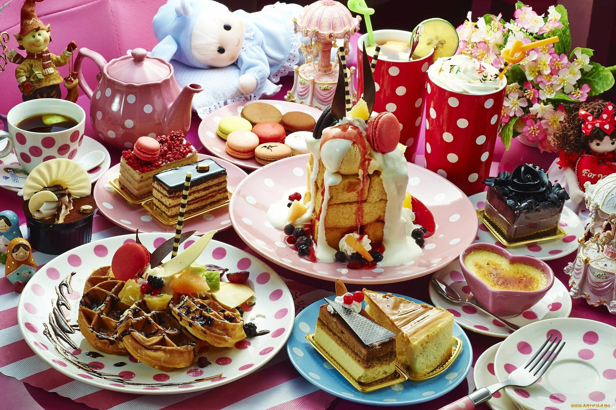 Чай пьем с тортом. Красивый сладкий стол. Праздничный сладкий стол. Десерты на праздничный стол. Десерт на столе.