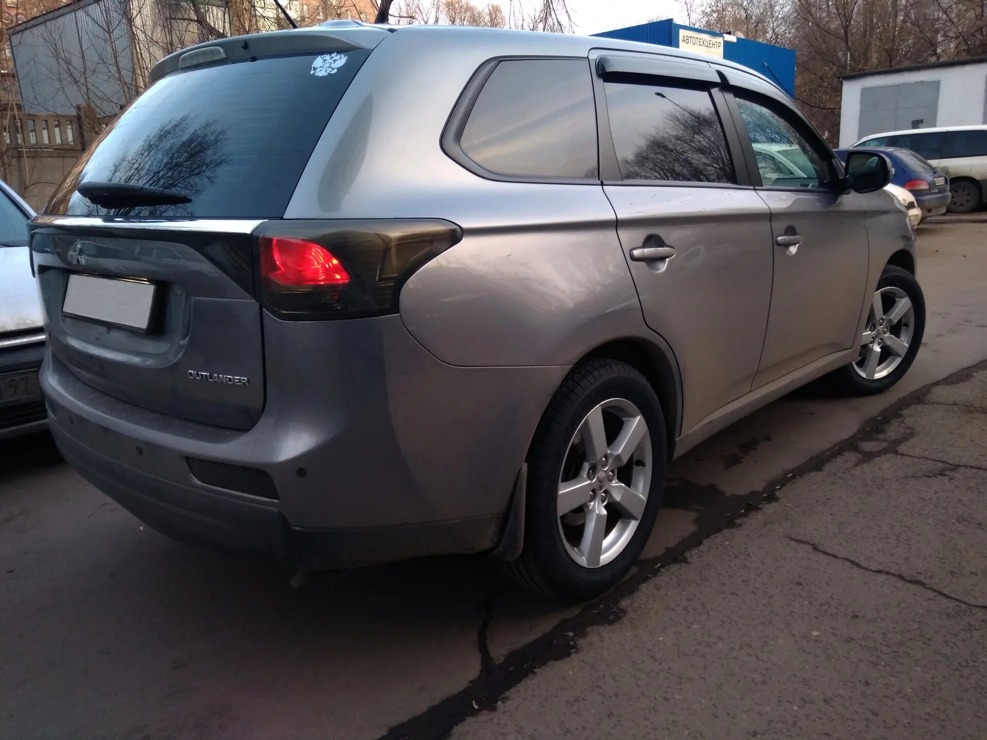 Mitsubishi Outlander r18. Mitsubishi Outlander 2013 на r18. Mitsubishi Outlander 3 r18. Колеса Mitsubishi Outlander r18.