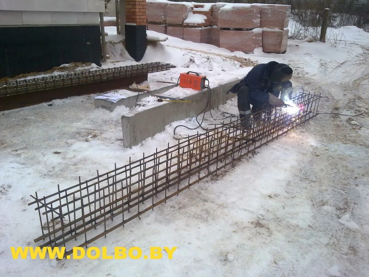 сварщик арматурных сеток и каркасов. кондуктор для арматурного каркаса. сварка арматуры д25 сварка решеток стена.
