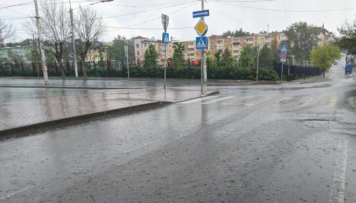 Калуга ливень. Дождь в Омске. Дождь в Калуге. Проливной дождь в Омске.