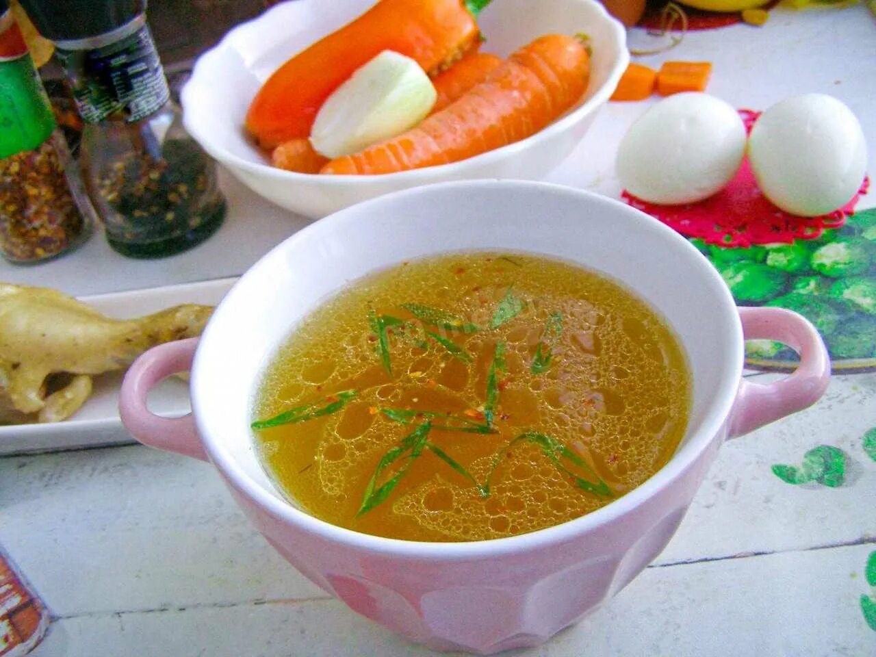 Что можно добавить в бульон. Бульон из курицы. куриный бульон в кружке. кури́ный бульо́н. утро с бульоном.