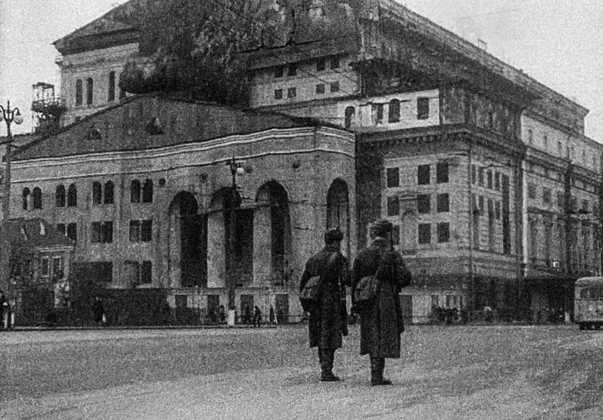 Театр в военное время. Маскировка Москвы в 1941 большой театр. Большой театр Москва 1941 год. Большой театр во время войны 1941 год. Большой театр замаскированный в годы Великой Отечественной войны.