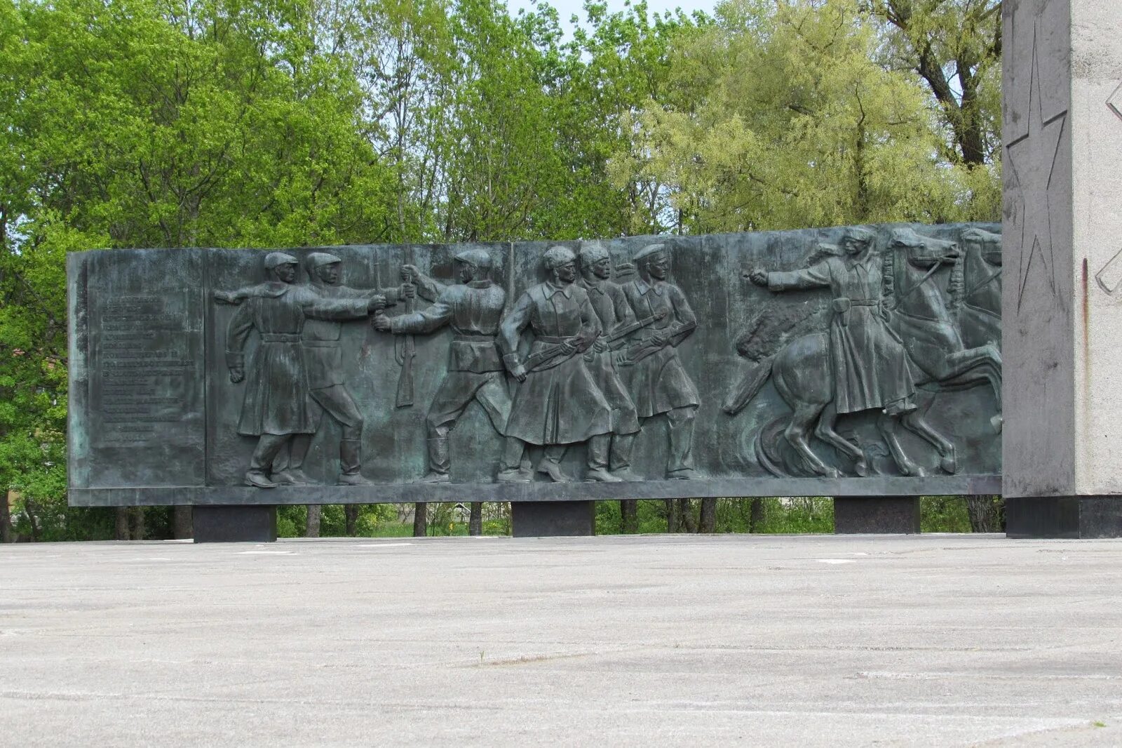 Шпиль памятник псков. Псков памятник красной армии. Аэропорт города пскова. Псков кресты. Михайловское памятный крест.