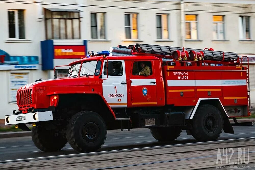 Пожарные автомобили конспект мчс. Пожарная машина Кузбасс. Пожарный автомобиль. Пажарни автомобиллари. Пожарный на аву.