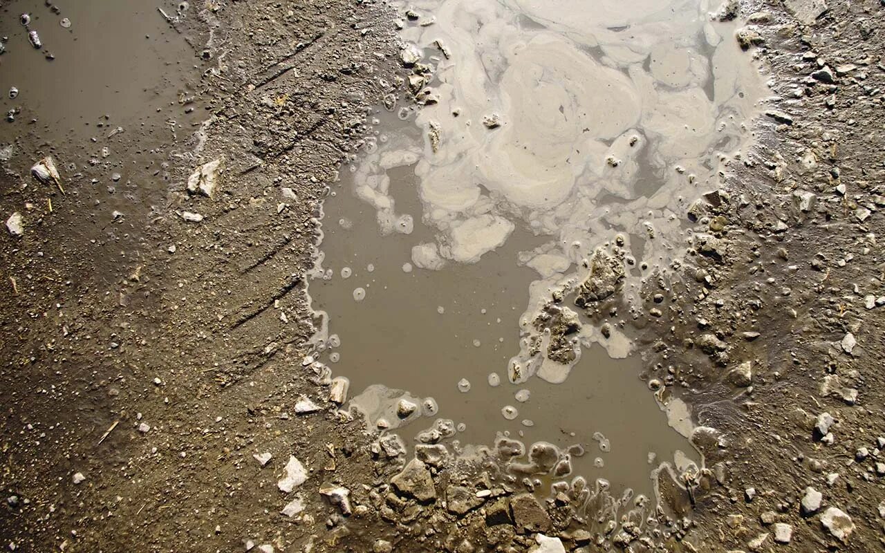 Самая большая и глубокая лужа. Каменная лужа. Ноги в луже. Сон глубокая лужа. Огромная лужа на дороге.