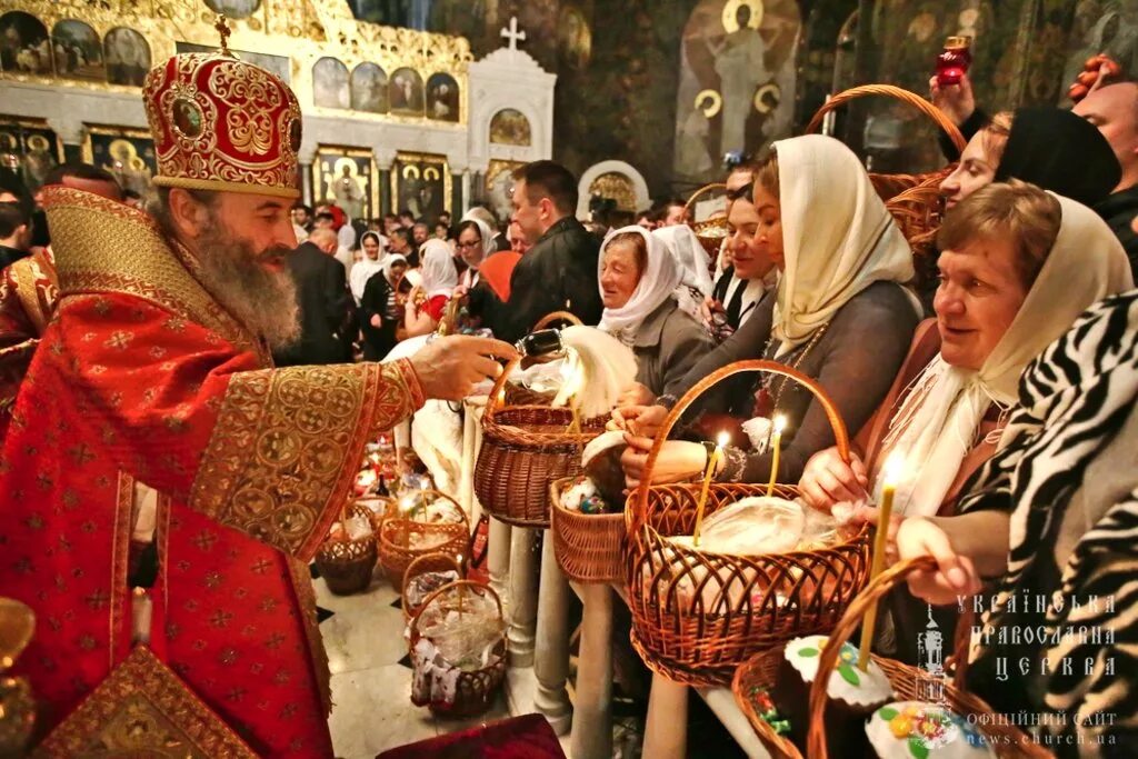 Православное церковное богослужение. Пасха храм. Богослужение в храме. Богослужение в православном храме. Церковная служба на Пасху.