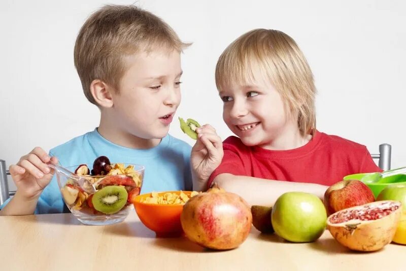Мы едим. Правильное питание для детей. Фрукты для детей. Дети кушают фрукты. Полезное питание для детей.