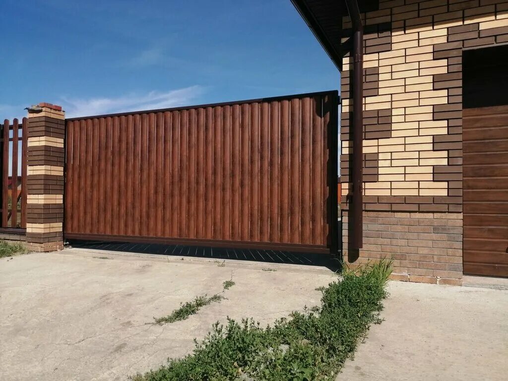Откатные ворота 4200. Откатные ворота в новосибирске. Откатные ворота в новосибирске. Ворота из профнастила под дерево. Автоматические распашные ворота дорхан.