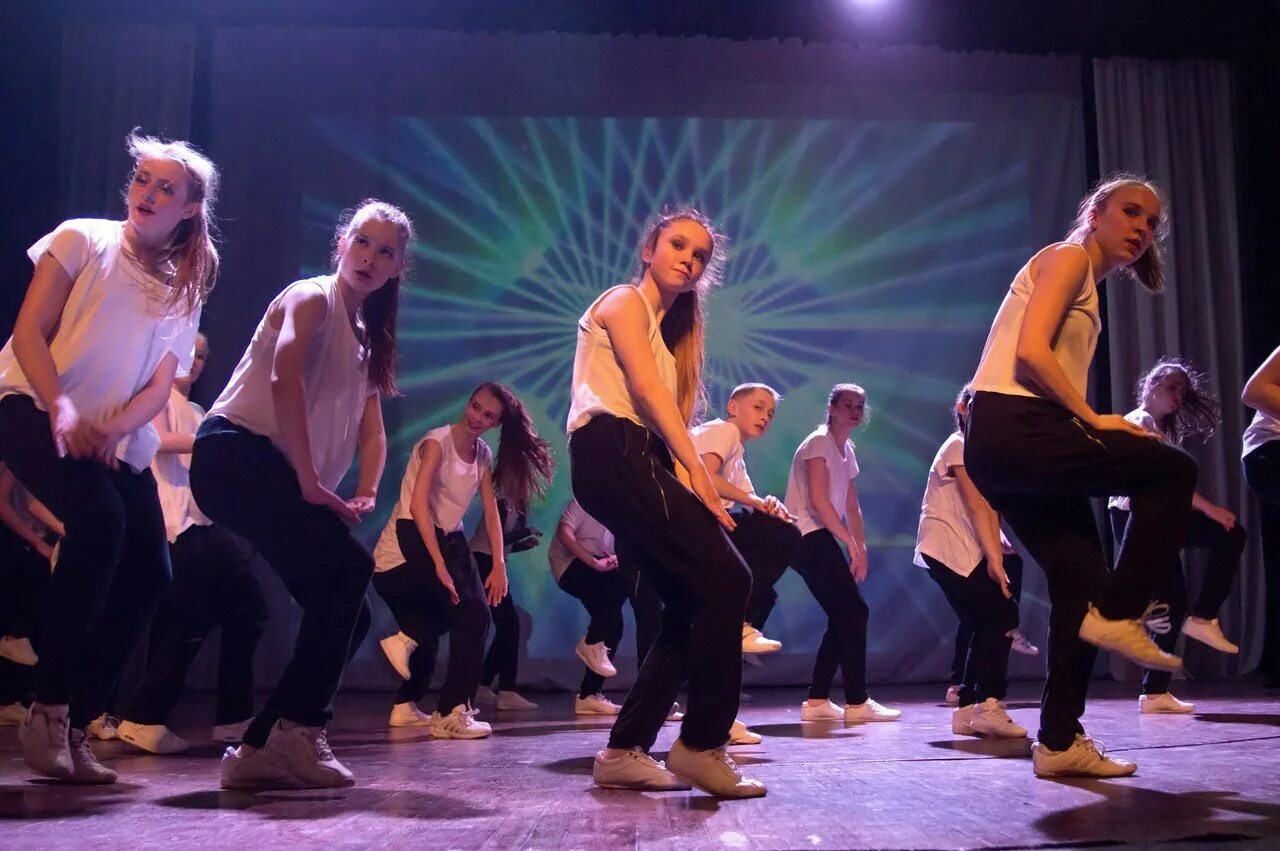 Танцующая девушка. Линди хоп танцовщица. Танцы хип хоп. Джаз фанк и вог. Танец хоп хоп хоп видео.