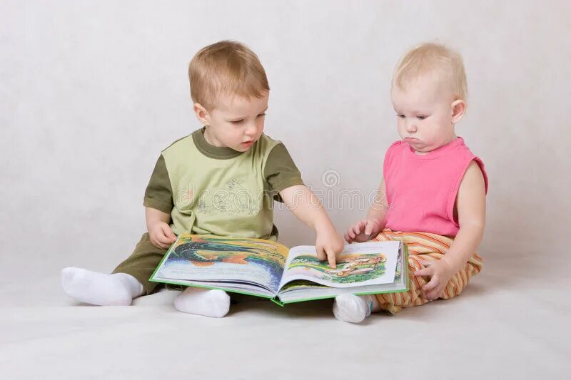 Дети читают книгу Пеле. Ребенок читающий книгу облокатившиськартинка. Мальчик смотрит книгу стоя. Ребёнок прочитал еэротическую книгу. Ее читают малыши