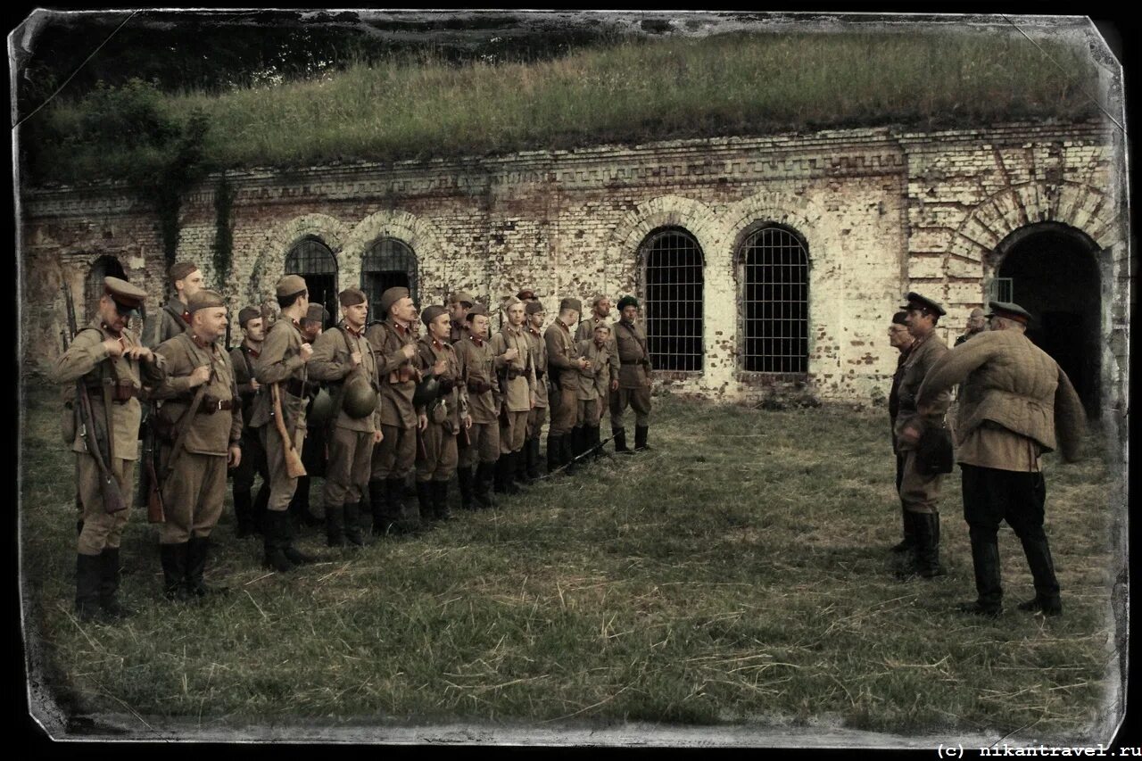 Брестская крепость 1941. Солдаты Брестской крепости. Брестская крепость 1941 пленные. Мирная жизнь Брестской крепости. Кадры первых минут нападения