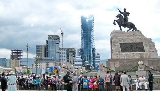 Улан батор минск токио тбилиси. Улан Батор Центральная площадь. Население Улан Батора 2020. Город Улан Батор люди. Монгольская столица Улан Батор самая холодная.