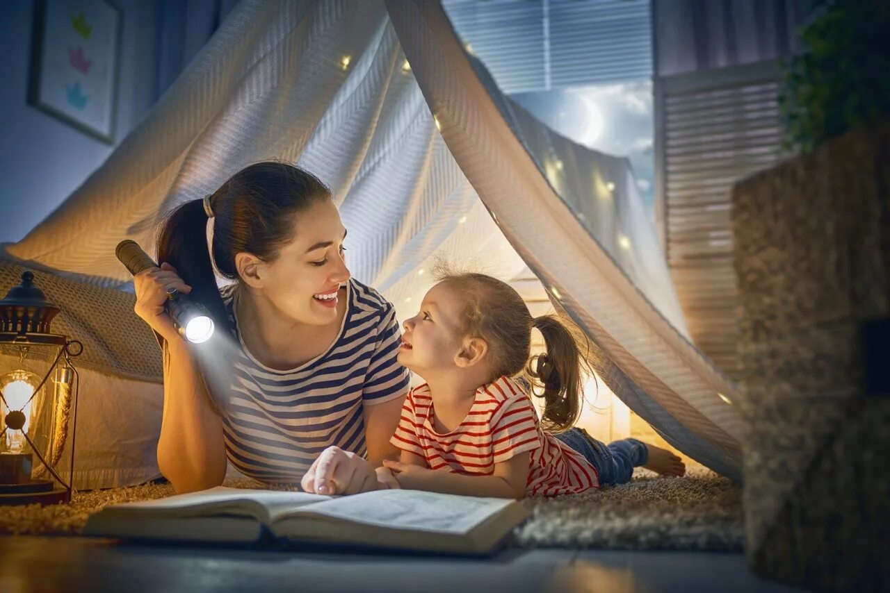 Почитать сказки перед сном. Мама читает сказку ребенку. Чтение на ночь детям. Чтение сказки на ночь для детей. Дети читают.