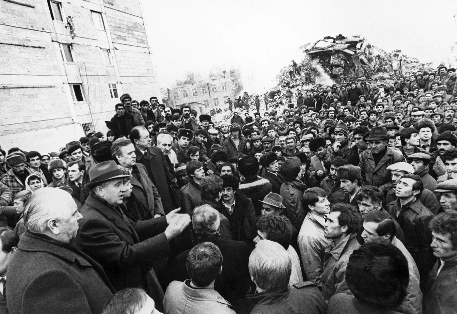 Ереван 1988. Землетрясение в Армении в 1988 году. Ленинакан землетрясение 1988. Землетрясение в Спитаке в Армении 1988.