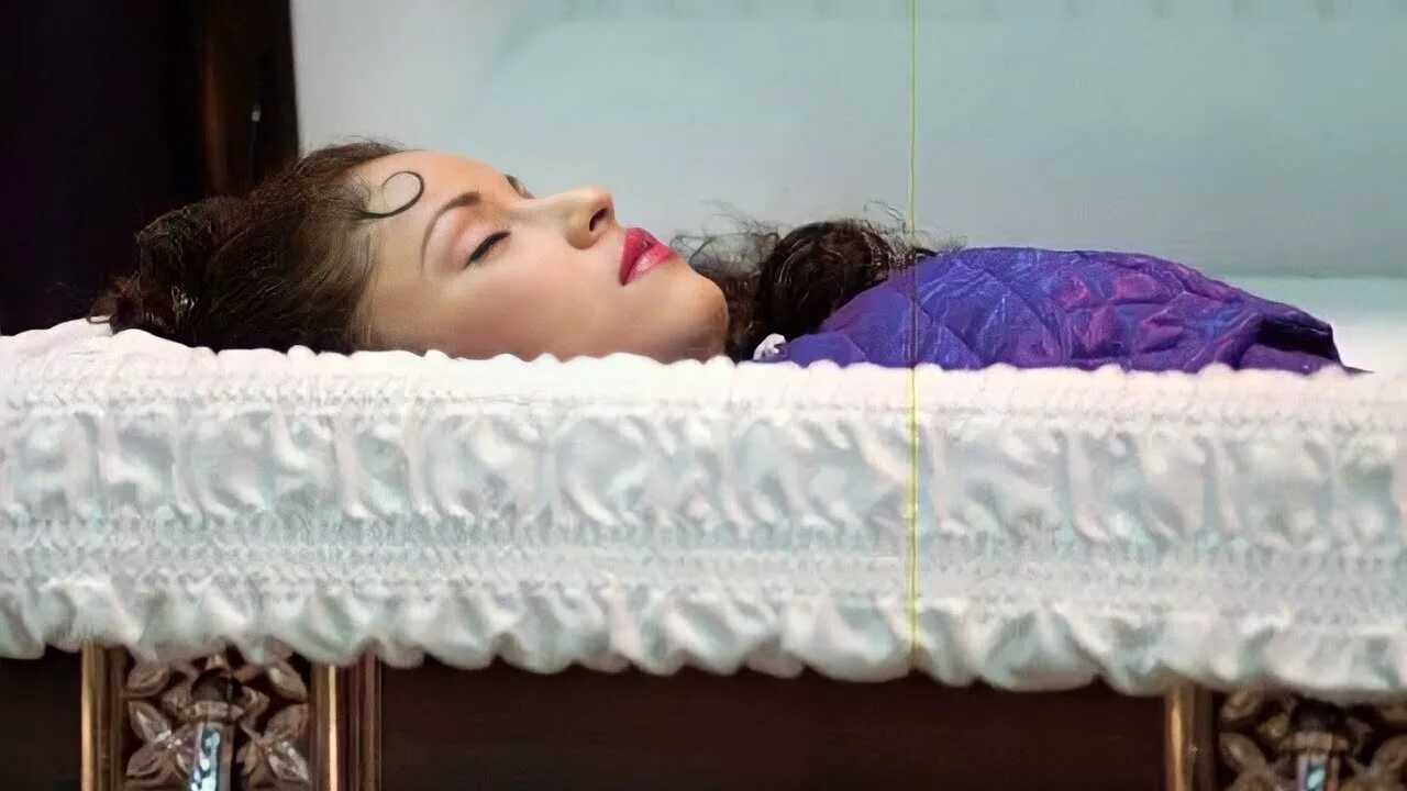 Бриттани мерфи. Умершие рано девушки. Британи мерфи. Джоселин кано похороны. Умершие рано девушки.