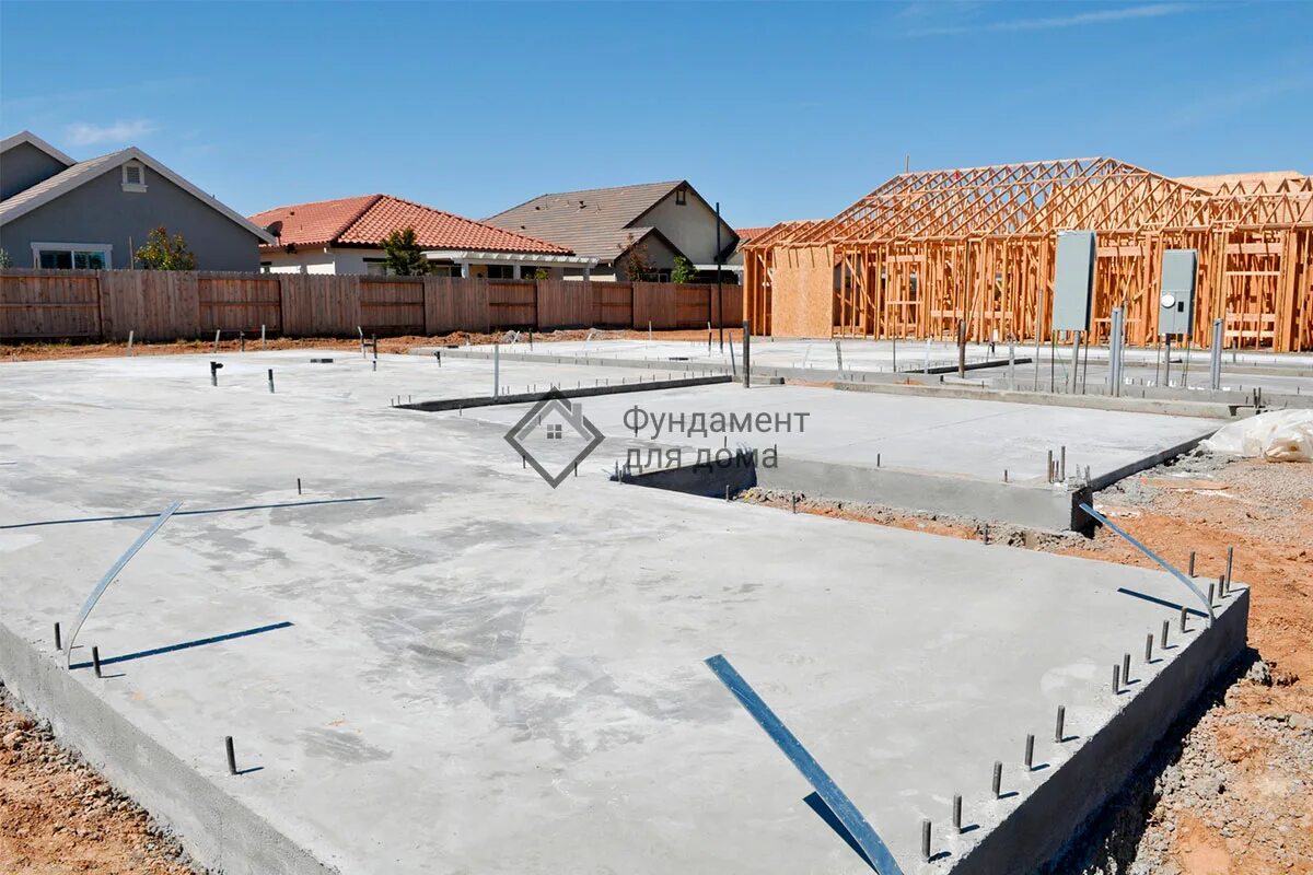 Плитный фундамент. Опалубка для монолитной плиты. Фундамент плита. Плитный фундамент 300м. Строительство монолитной плиты.