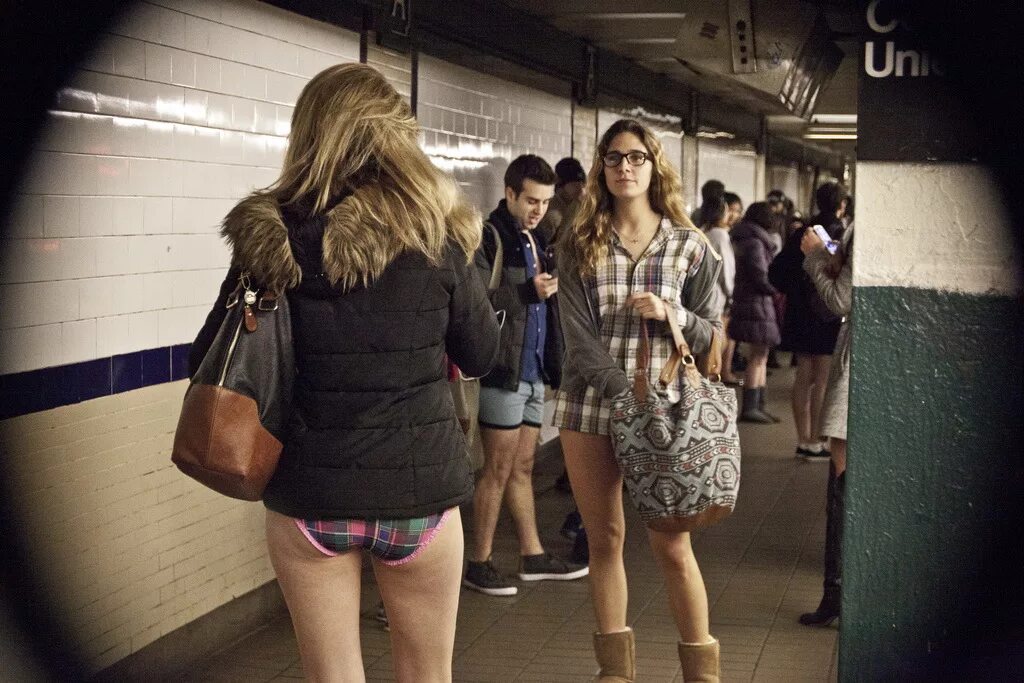 зимой без штанов. антенщики в метро. тетки без штанов. зимой без штанов. No pants subway ride 2019.