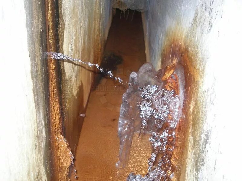 подтеки на потолке. вода в погребе гаража. течет погреб. вода в подвале всгараже. вода в подвале гаража.