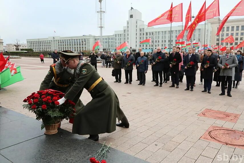 9 мая в минске. Минск возложение. Минск 9 мая. День Победы в Минске. Памятники Минск 9 мая.