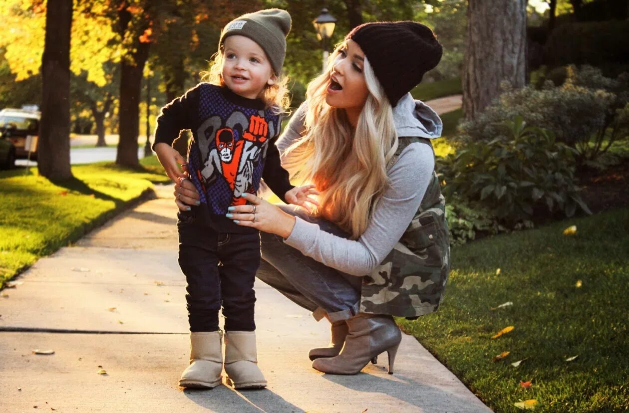 Модная мама. Молодая мама крутая. Молодая мама крутая. Девушка с ребенком стильные. Красивая мама с коляской.