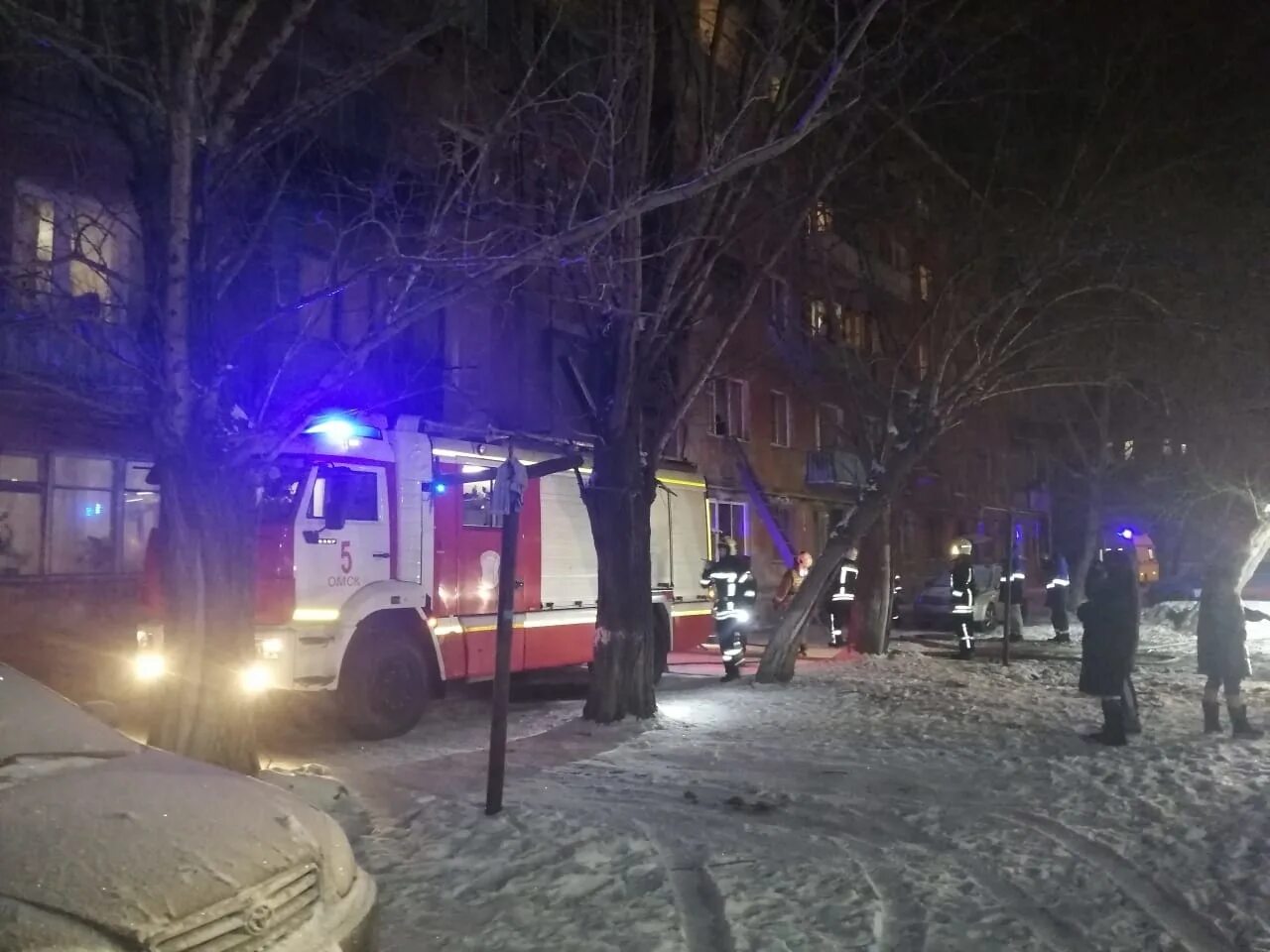 Комсомольский городок 3а пожар. Пожарные Омск. Пожар в многоквартирном доме ночью. Комсомольский городок Омск.