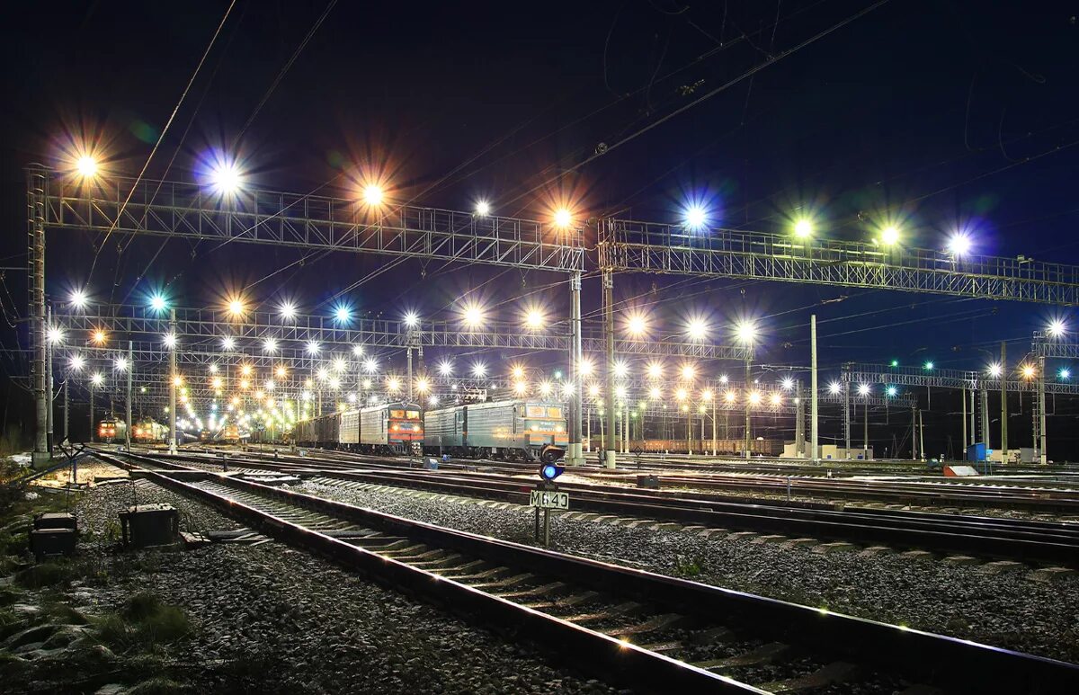 Железная дорога в городе. Станция рабочий поселок мцд. Станция молчат. Ночной перрон вокзала. Жд пути ночью.