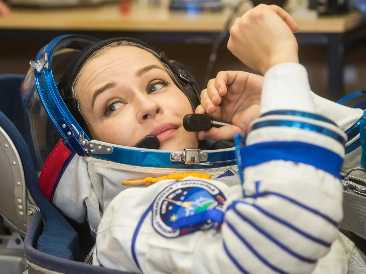 юлия пересильд в скафандре. космонавт актриса юлия пересильд. юлия пересильд в космосе. юлия пересильд космонавтка. актрисы которые летали в космос.