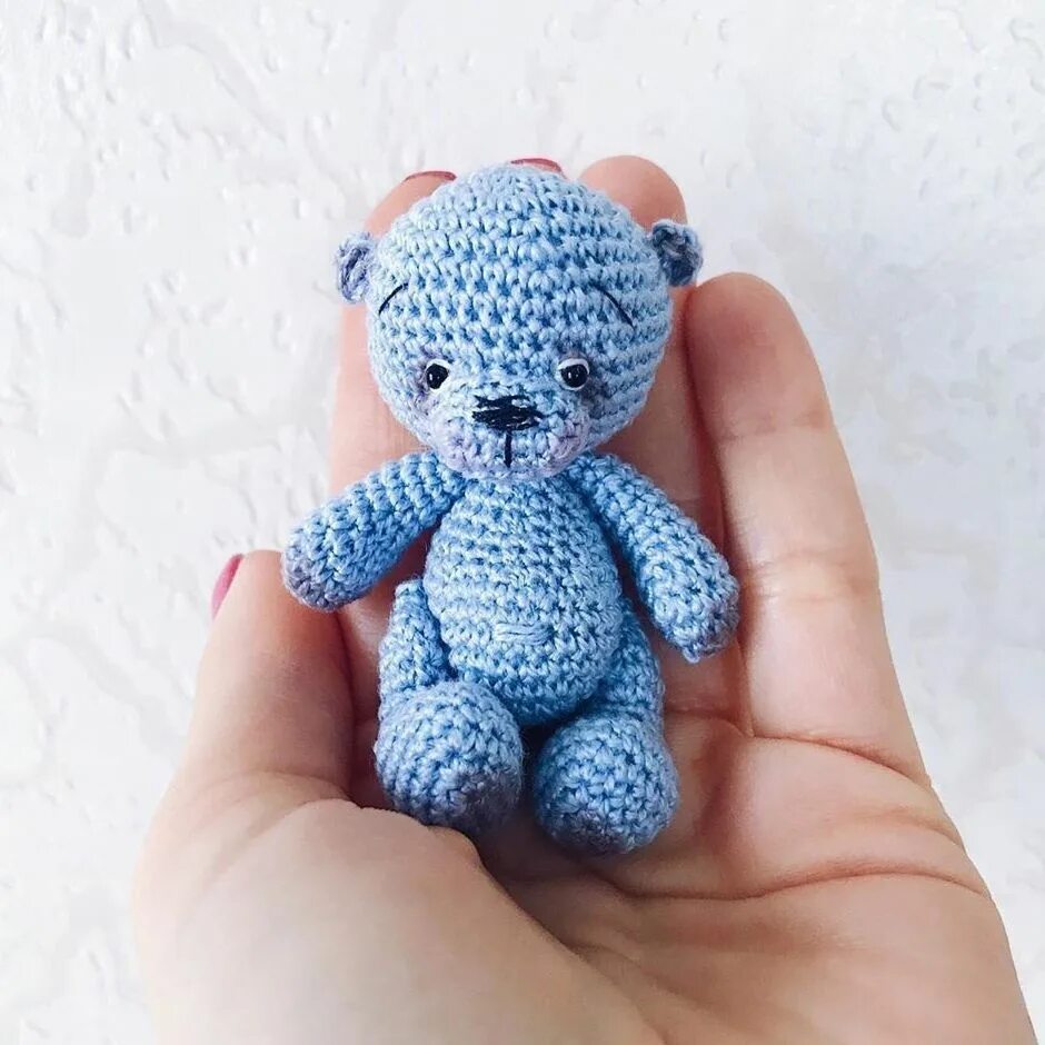 Мягкая игрушка крючком для начинающих. Маленькие игрушки крючком. маленькие игрушки амигуруми. маленькая игрушка амигуруми. маленькая игрушка крючком.