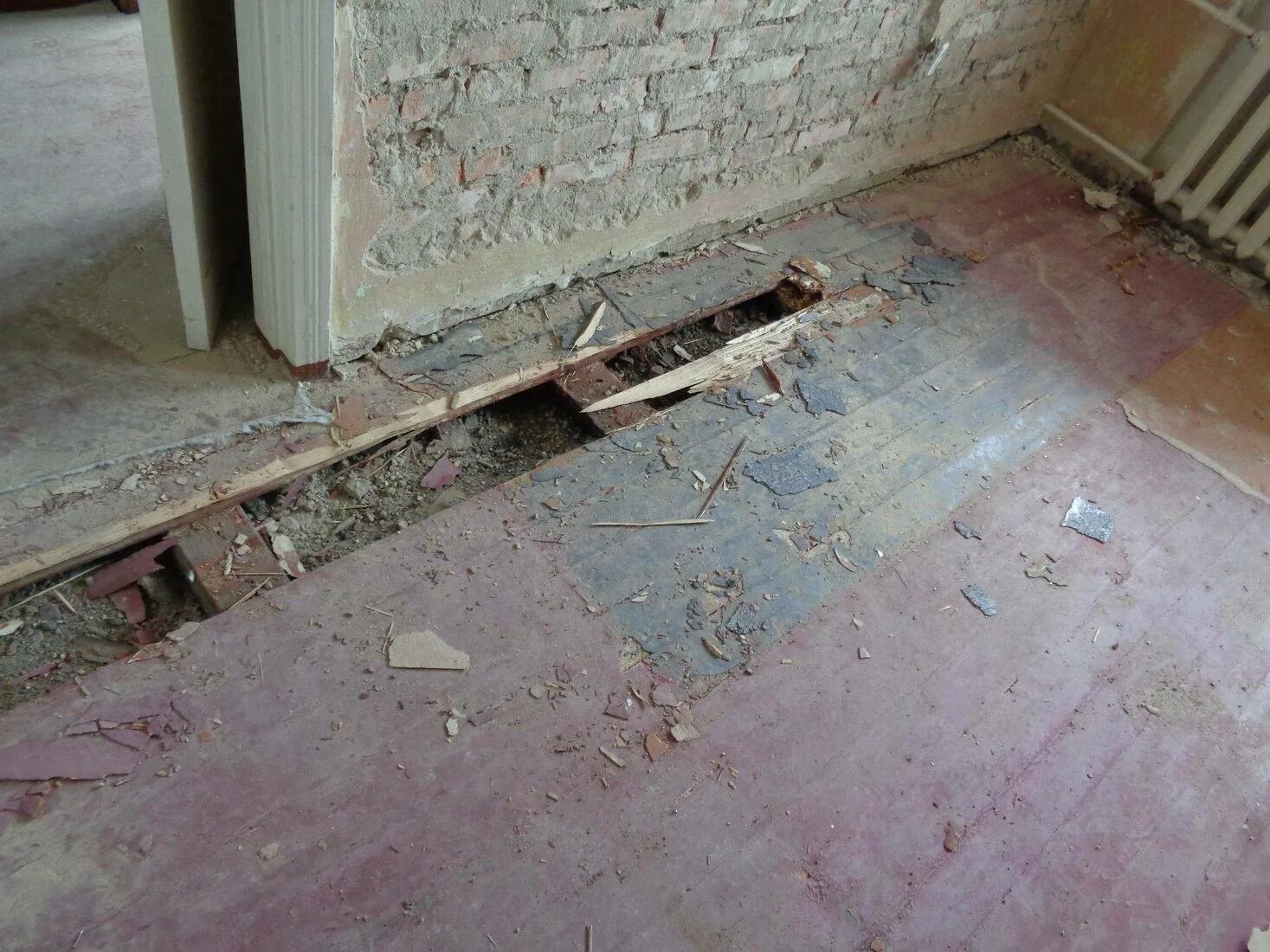 Деревянные перекрытия в хрущевке. Разбор пола. Деревянный пол в хрущевке. Демонтаж паркета. Демонтаж паркета в квартире.