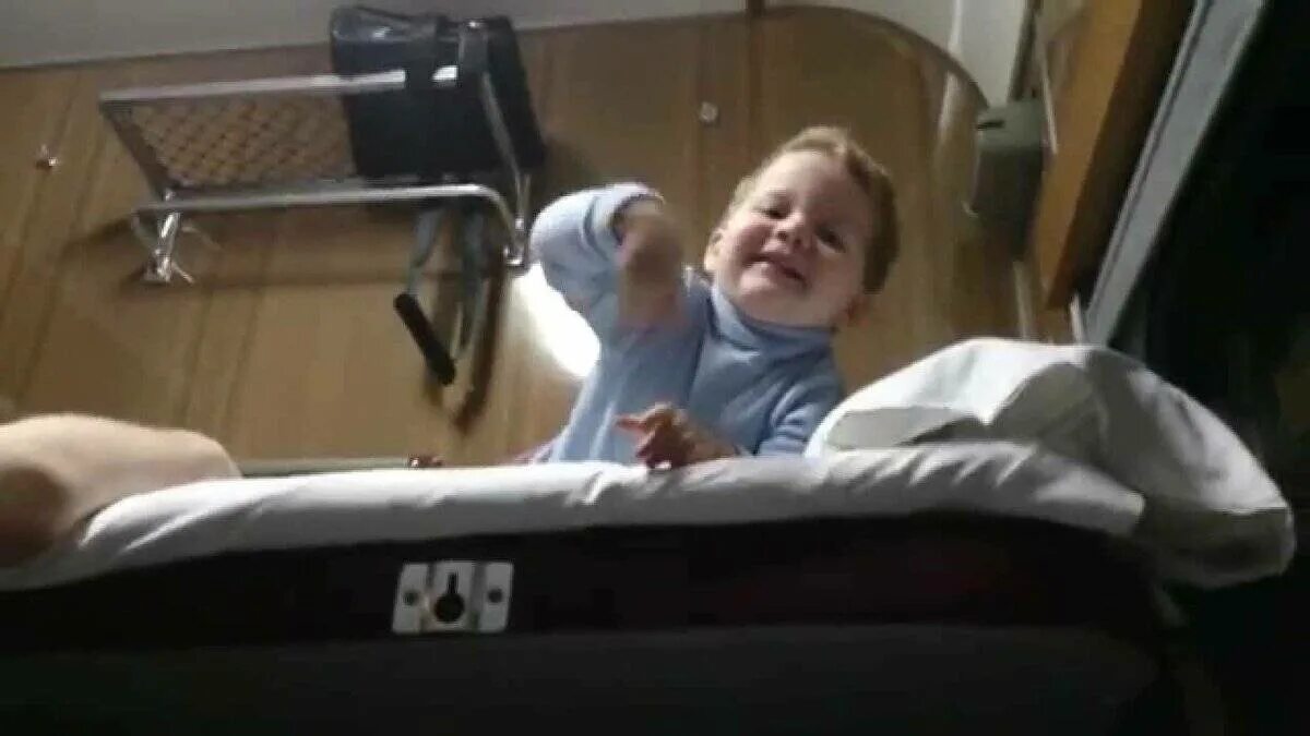 Поезд для малышей. Сон ребенка в поезде. Сон в поезде. Поезда для детей. Путешествие с детьми в плацкарте.