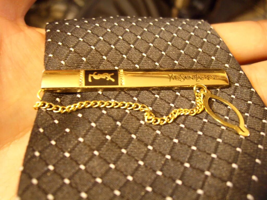 Зажим с цепочкой. Зажим для галстука с цепочкой. Булавка для воротника рубашки мужские. Заколка для галстука. Зажим для галстука шпага.