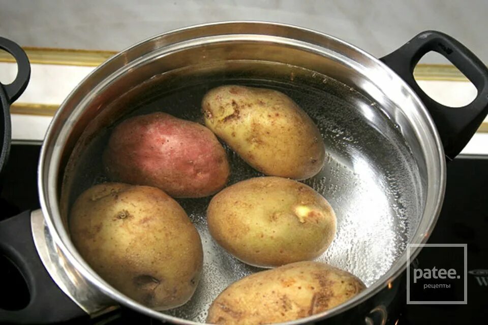 Сколько варить до полуготовности. Картошка в мундире в кастрюле. Варка картофеля в кастрюле в мундире. Отварить картофель. Вареная картошка в кастрюле.