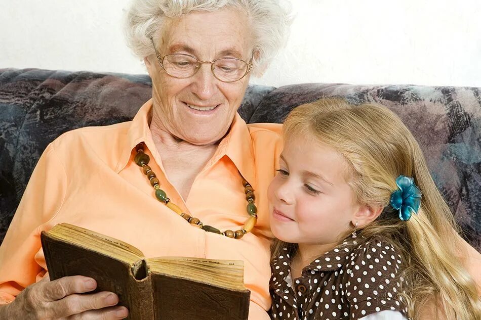 Бабушка и внучка. Бабушка обнимает внука. Бабуля с внучкой. Внучка обнимает бабушку. Бабушка хочет мальчика