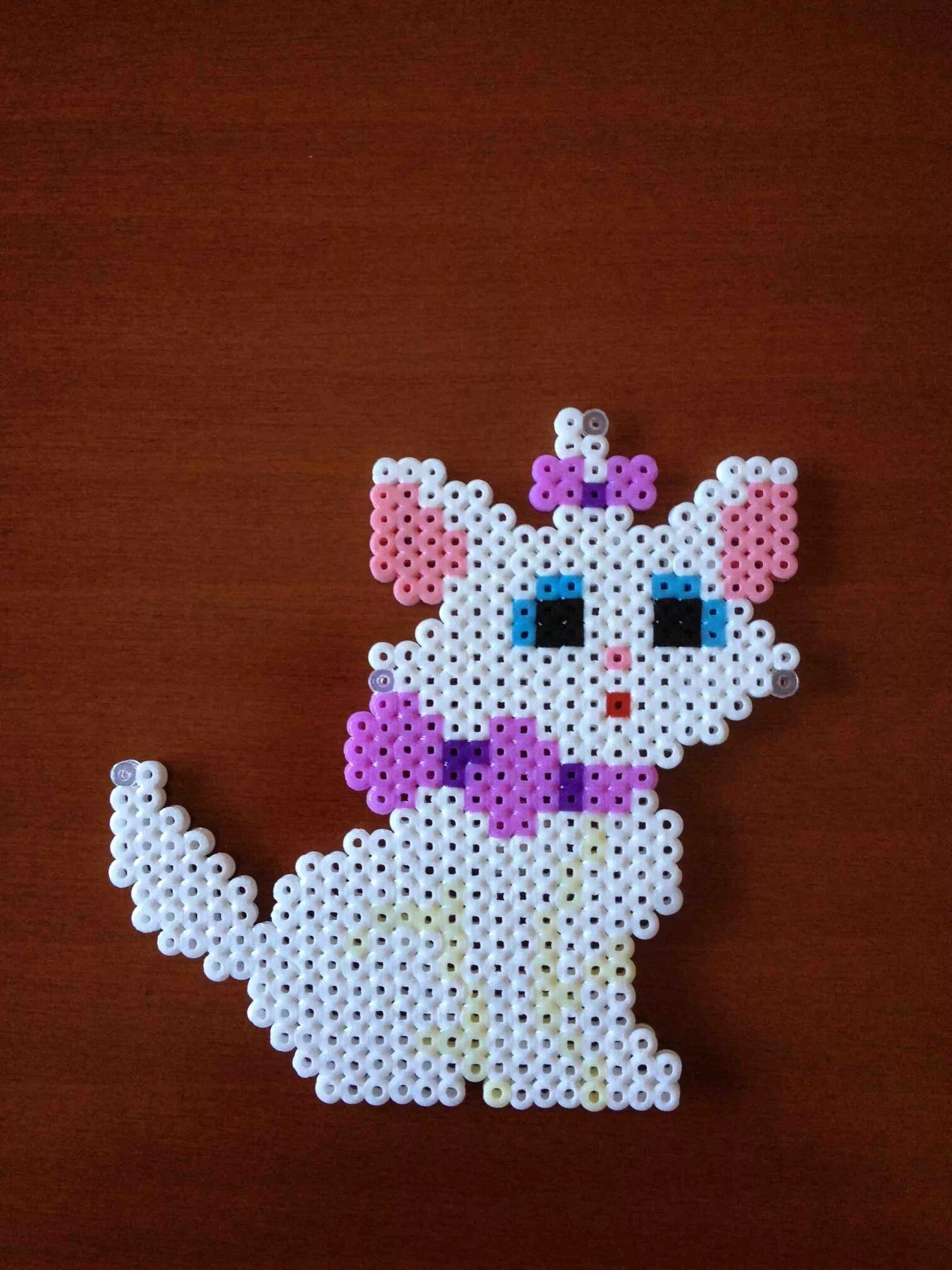 фигурки pyssla мозаика икеа кошка. фигурки из термомозайки котики. поделки из термомозаики. фигурки pyssla мозаика икеа кошка. термомозаика котик.