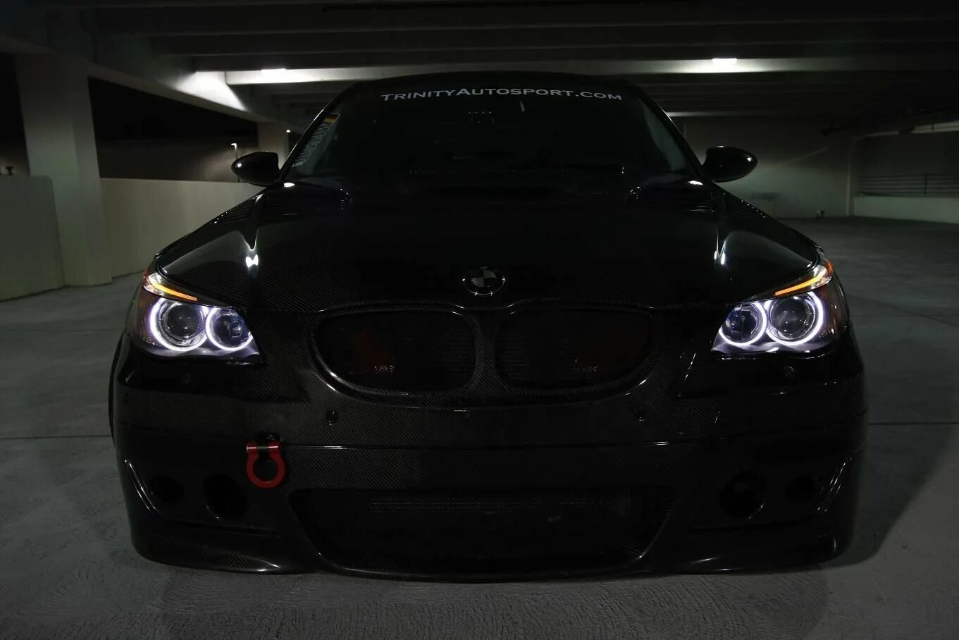 BMW m5 e60 в темноте. BMW m5 e60 ангельские глазки. BMW e60 Angel Eyes. M5 e60 ангельские глазки. Глазки авто