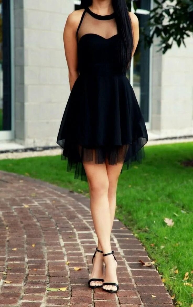 Черных коротких. Чёрное платье на выпускной короткое. Чёрное короткое плате на выпускной. Красивая девушка в черном платье. Красивое чёрное платье короткое.