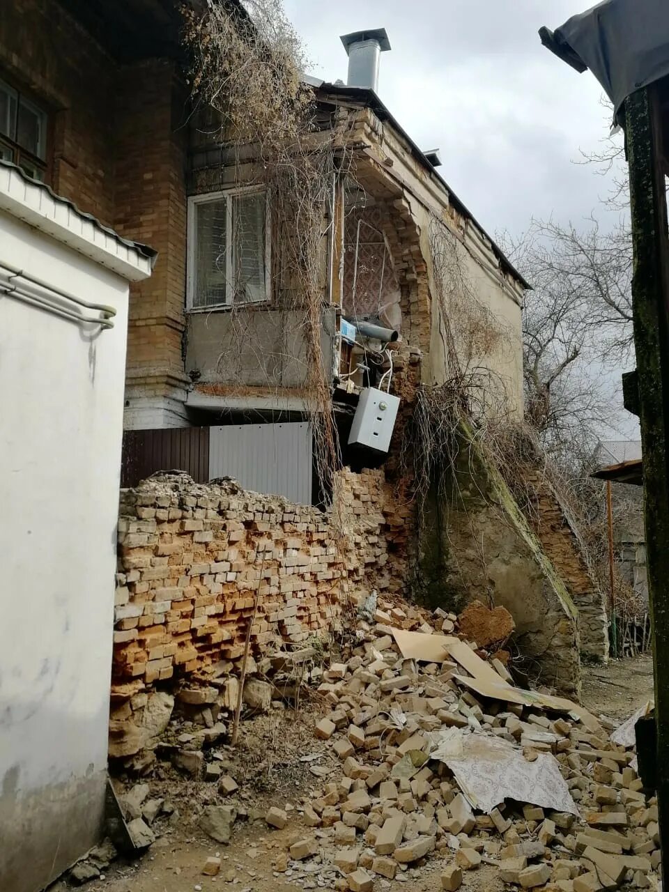 Обвал стен. Разваливающийся дом. Обрушение подпорной стены в солнечном. Обрушение зданий. Упала подпорная стена красноярск.