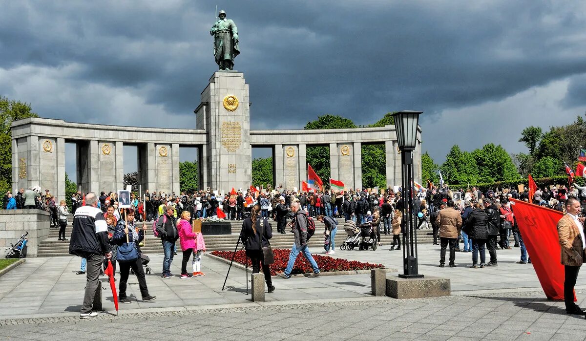 Берлин 5 мая фото. Мемориал советским воинам в Берлине в Тиргартене. Тиргартен парк в Берлине мемориал. Мемориал в Берлине павшим советским солдатам. Берлин Тиргартен памятник советскому солдату.