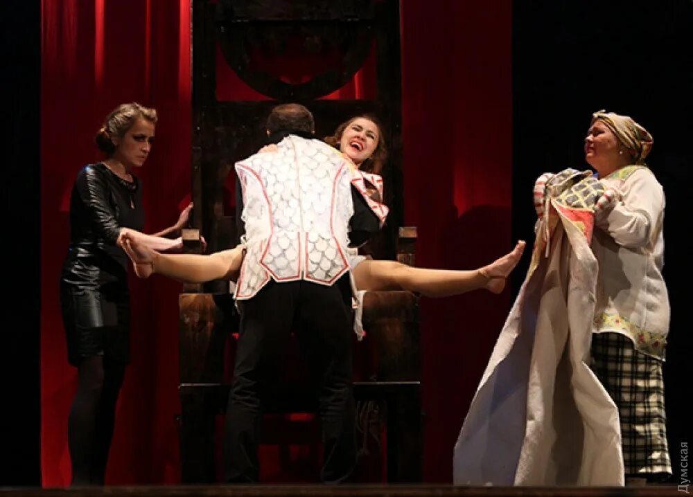 Тюз спб логотип. Волгоградский театр юного зрителя. Театр тюз спб. Ленька пантелеев мюзикл. Казанский тюз спектакль удивительный чердак.