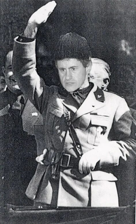 Бенито муссолини 1919. Зигующий муссолини. Салют дуче. Салют дуче. Бенито муссолини италия.