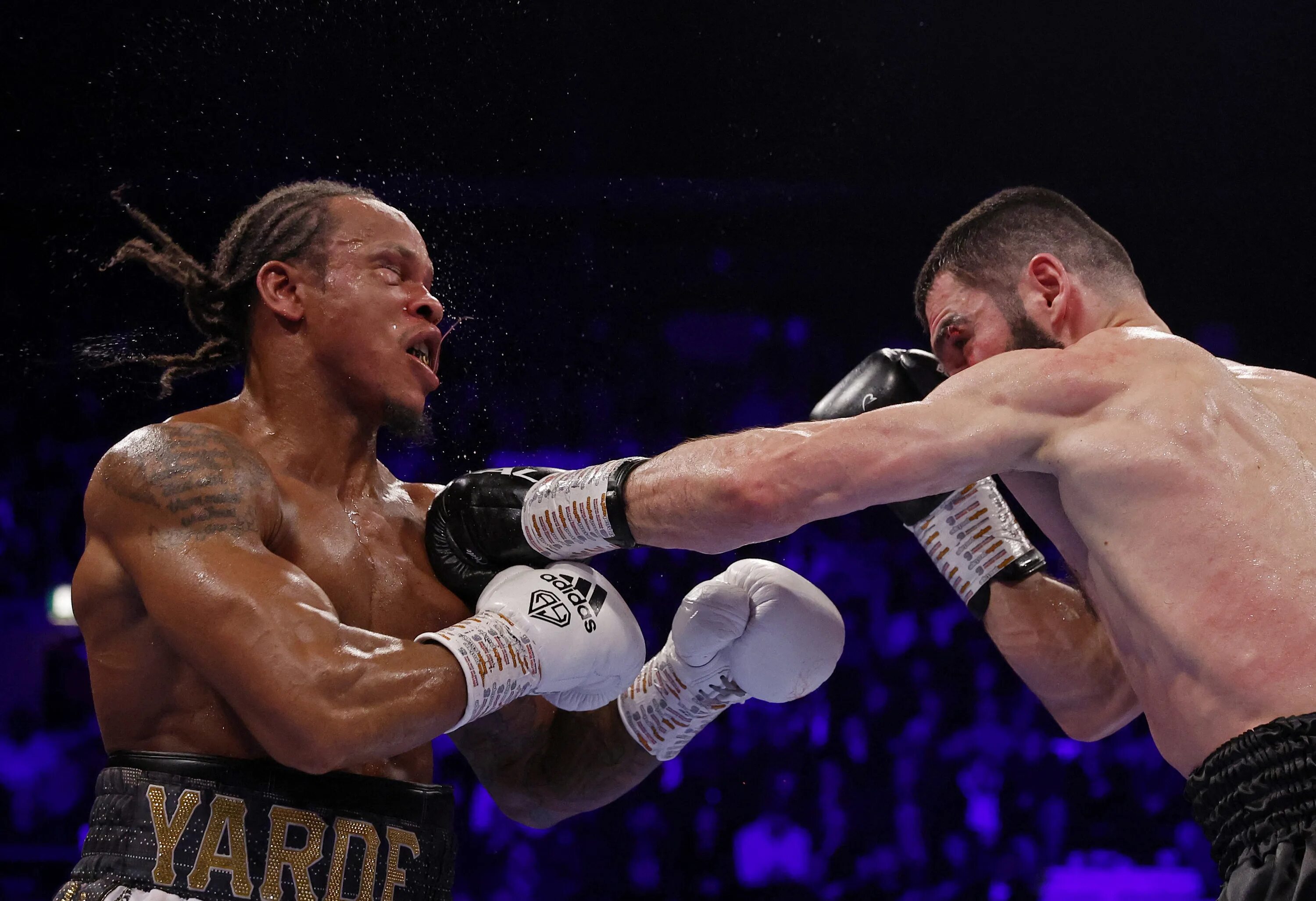 Артур бетербиев джо смит. Артур битербиев - джо смит. Бокс бетербиев видео вчерашний. Бокс бетербиев видео вчерашний. Артур бетербиев побил брауна и финишировал соперника в 10-ом раунде.