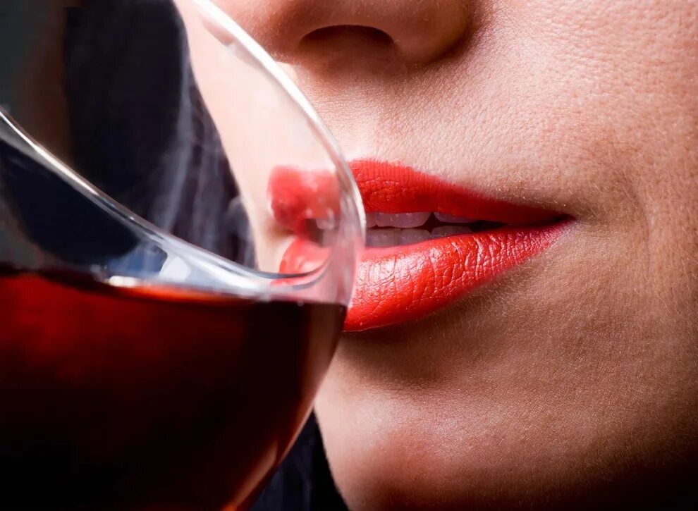 Твои губы вино. Девушка пьет красное вино. Вино губы. Губы и бокал. Бокал вина и губы.