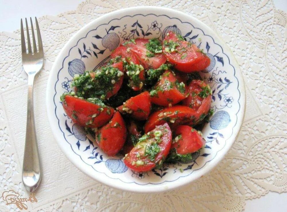 Быстрые помидоры по корейски самый вкусный рецепт. Помидоры по корейски с кинзой. корейский салат из помидор. острые помидоры быстрого приготовления.