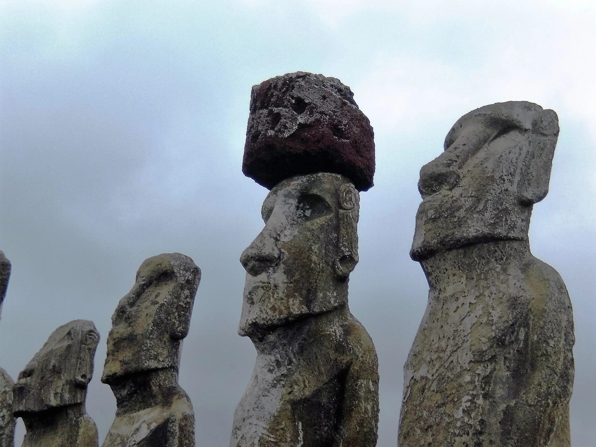 Изваяние. Остров Пасхи Чили. Каменные статуи острова Пасхи. Stone face остров Пасхи. Остров Пасхи Геология.