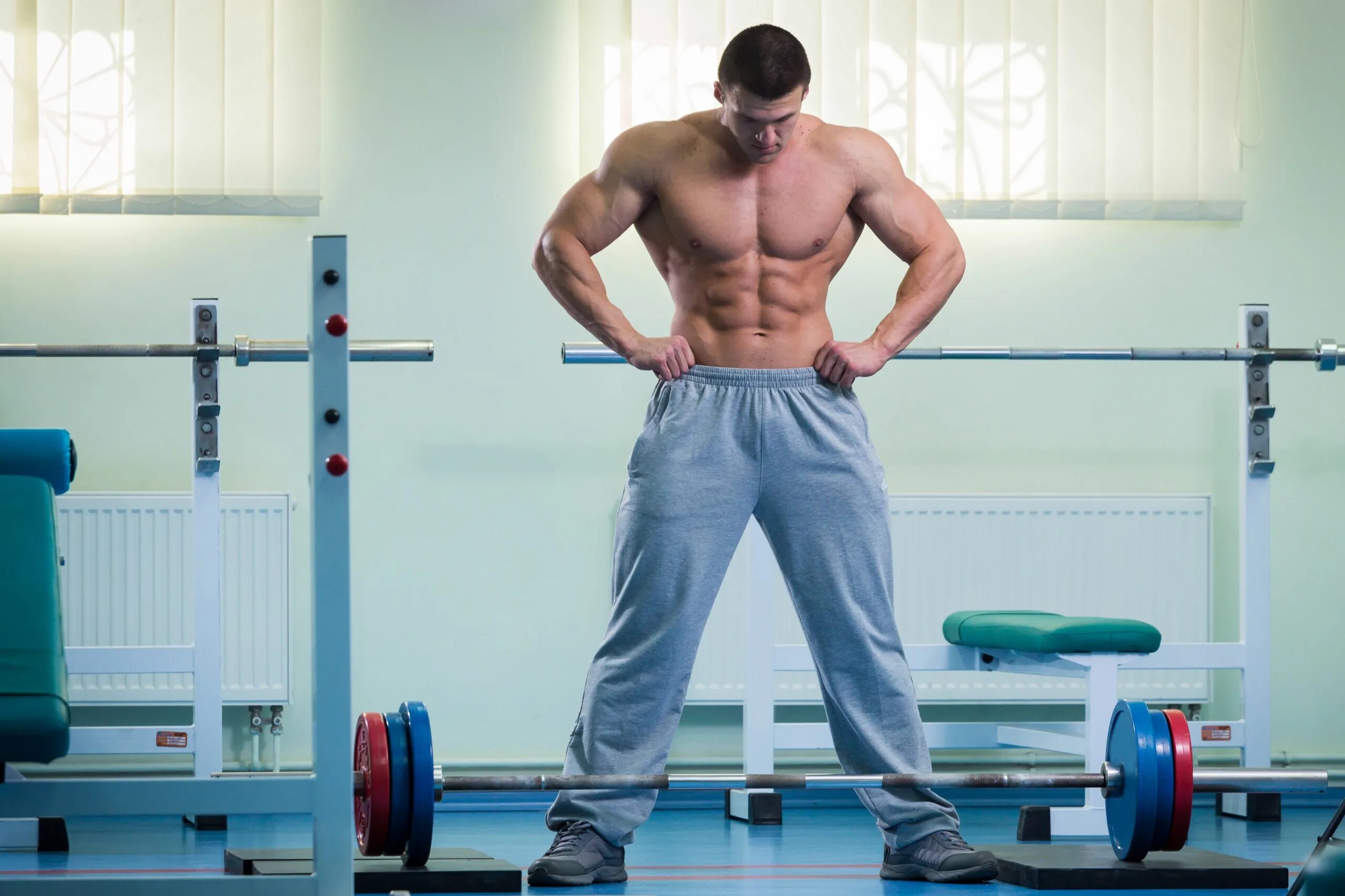 Спортивный мужчина. Мужчина в спортзале. Мужская фотосессия в тренажерном зале. Тренажерный зал живот мужчины. Спортсмен в зале.