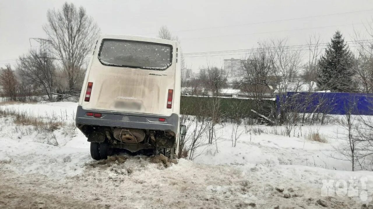 Автобус старый оскол кладбище. Микроавтобус съехал в кювет. Газель съехала в кювет. Микроавтобус в кбвете зима. Маршрутка зимой в кювете.