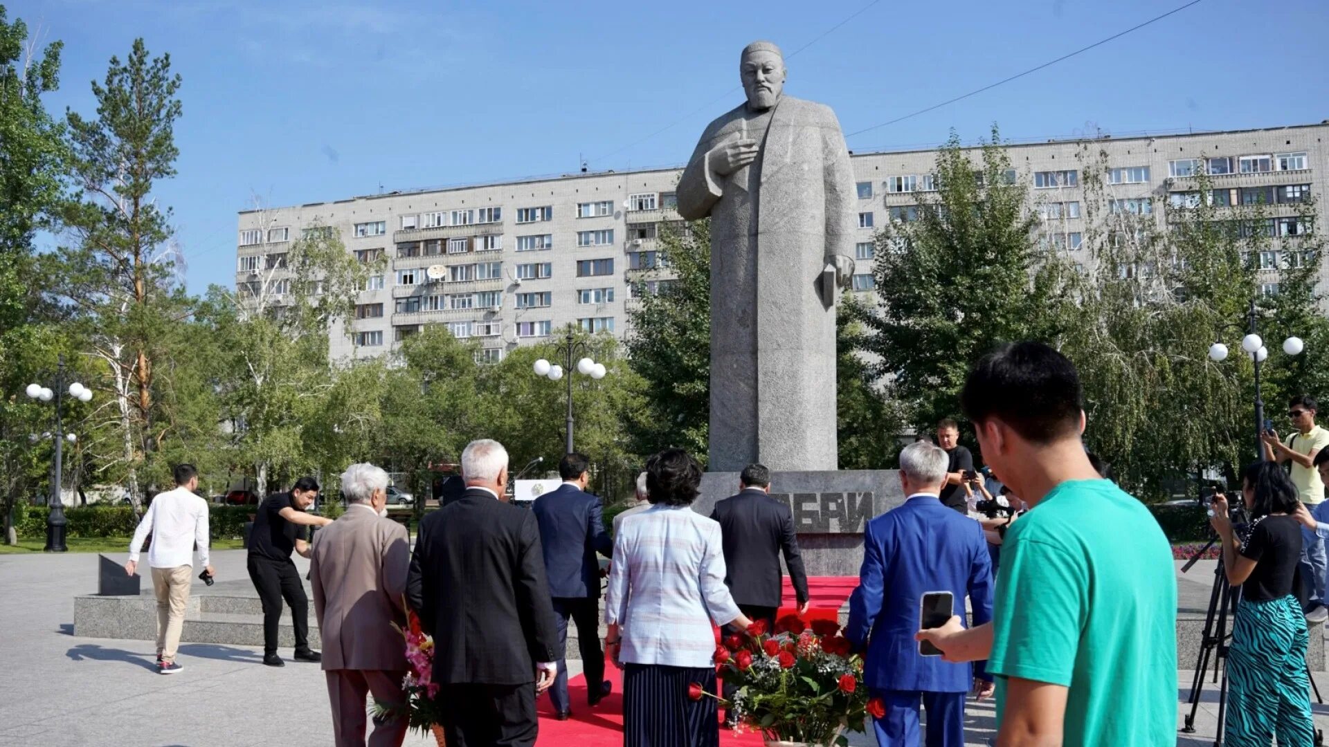 Область абай г семей. Памятник Абаю Кунанбаев семей.. Памятник Абаю Кунанбаеву в городе Абай. Памятник в Усть Каменогорске Абаю и Михаэлису. Павлодар памятник Абаю.