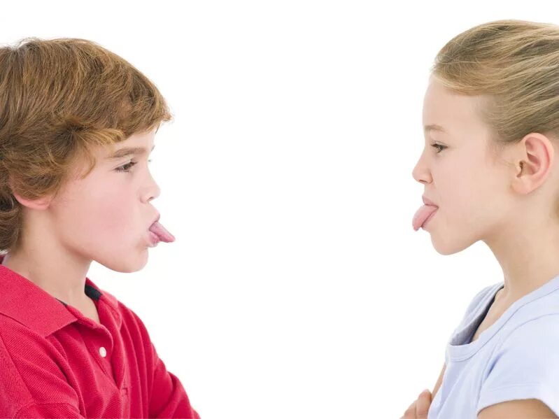 Sister mouth. Девочки показывают язык друг другу. Девочка показывает язык мальчику. Дети показывают друг другу язык. Дети облизывают друг друга.